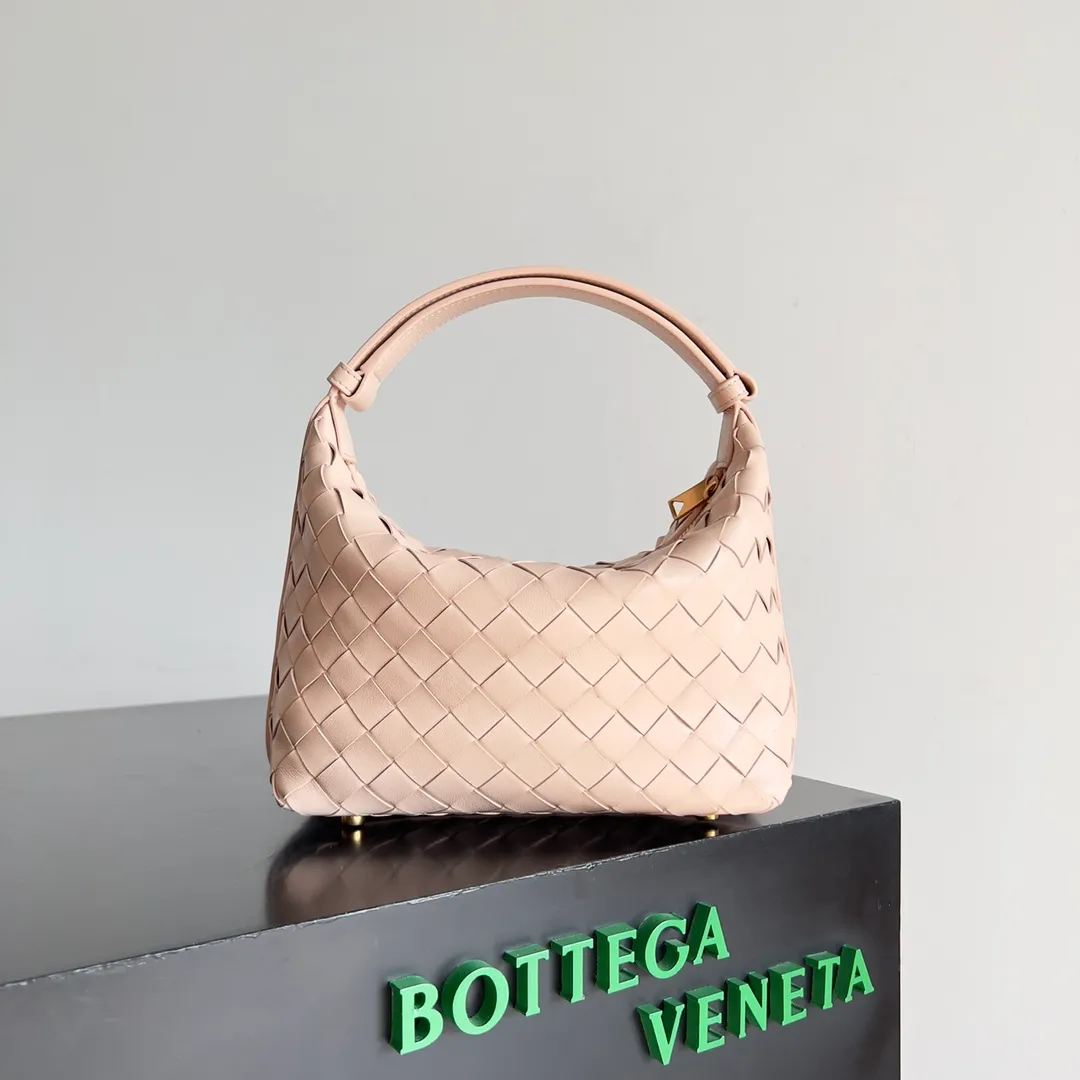 Batch 1360 It is predicted that BV Bottega’s lunch bag will be popular again this year. The entire bag is made of top nappa lambskin, which is very soft and lightweight. It also uses the intrecciato weaving process that the two founders spent several months developing from the beginning of the brand. It is completely hand-woven by Italian craftsmen. It perfectly reflects the craftsmanship of Bottega. The entire bag shape is also a very practical and popular lunch box bag type. The slightly curved arc of the bag mouth can also better fit our wrists. Style number: 754443 Size: 22*13*9